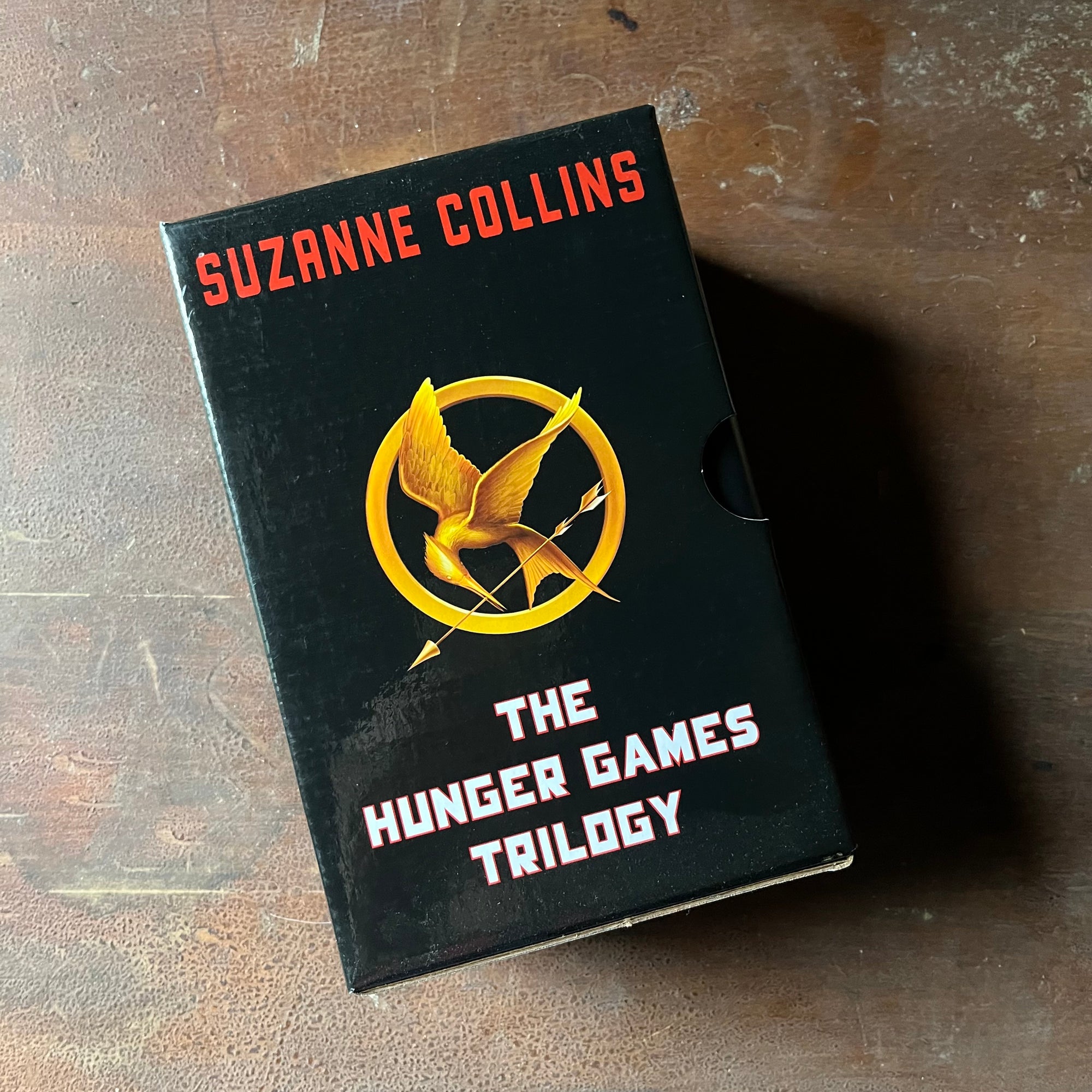 Hunger Games Trilogy Box Set by Suzanne Colline - Side view of the box
