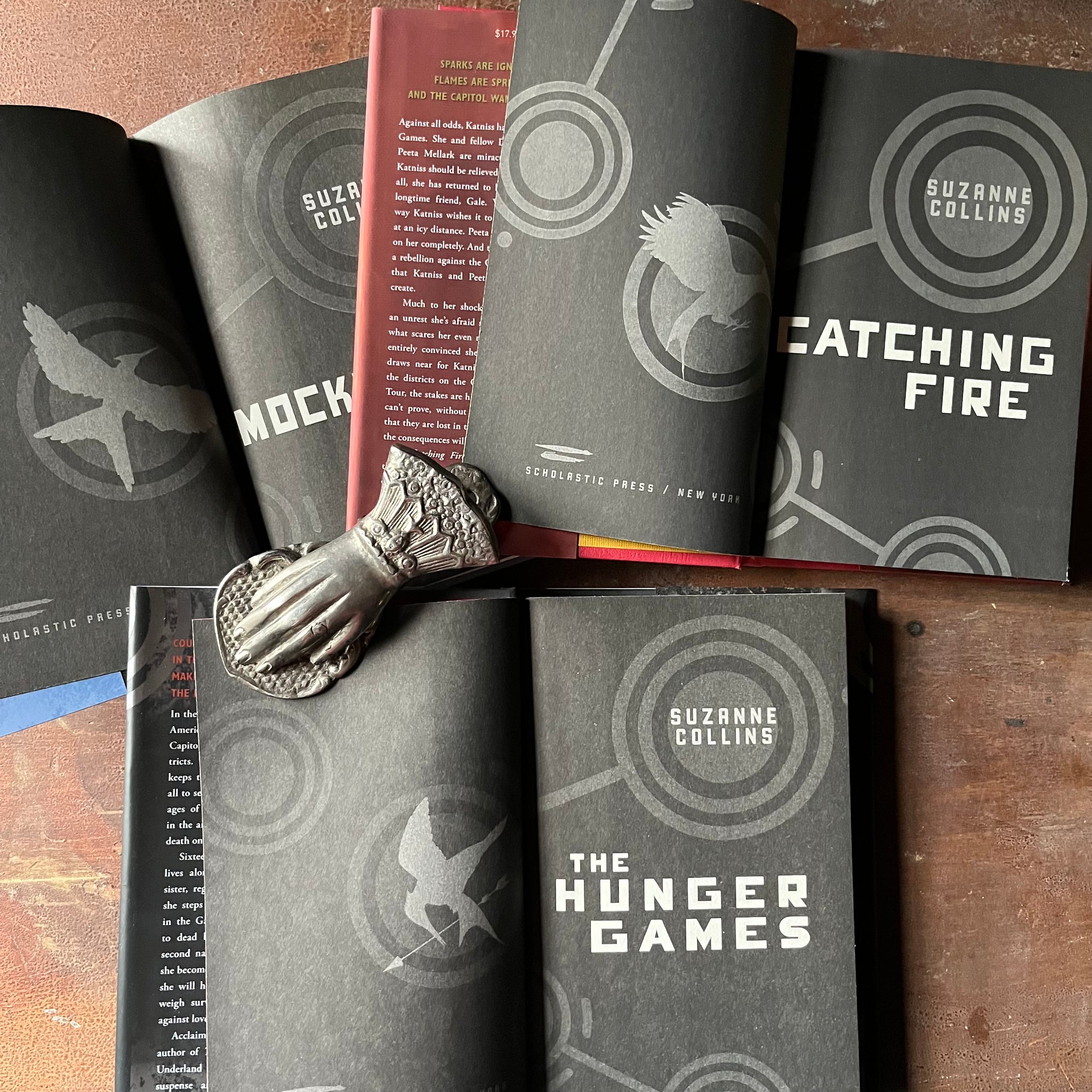 The Hunger Games Trilogy Box Set Written By Suzanne Collins Log Cabin Vintage 3133